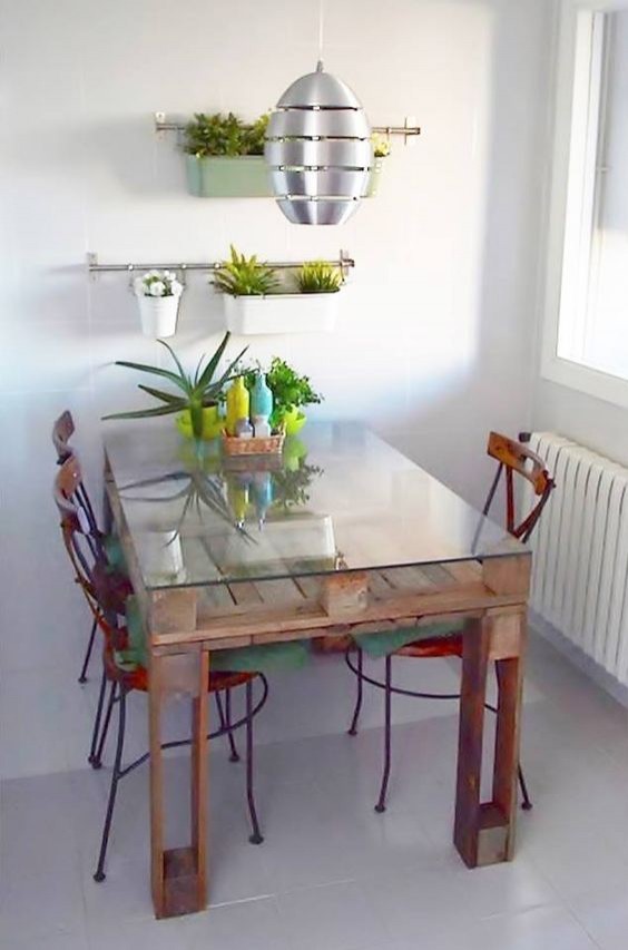 16. Cette table d'apparence simple et élégante est parfaite pour une salle à manger moderne