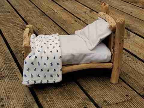 E così, Sharon Cutler ha realizzato un secondo minuscolo lettino di legno, con cuscino e lenzuola, e lo ha posizionato fuori casa...