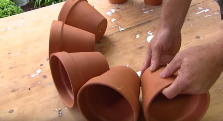 1. Prendete i vasi di terracotta (devono essere tutti della stessa misura) e disponeteli in cerchio in modo che base e bordi si tocchino