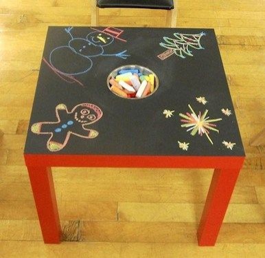 7. Une table basse ou un meuble abîmé devient un sympathique tableau noir !