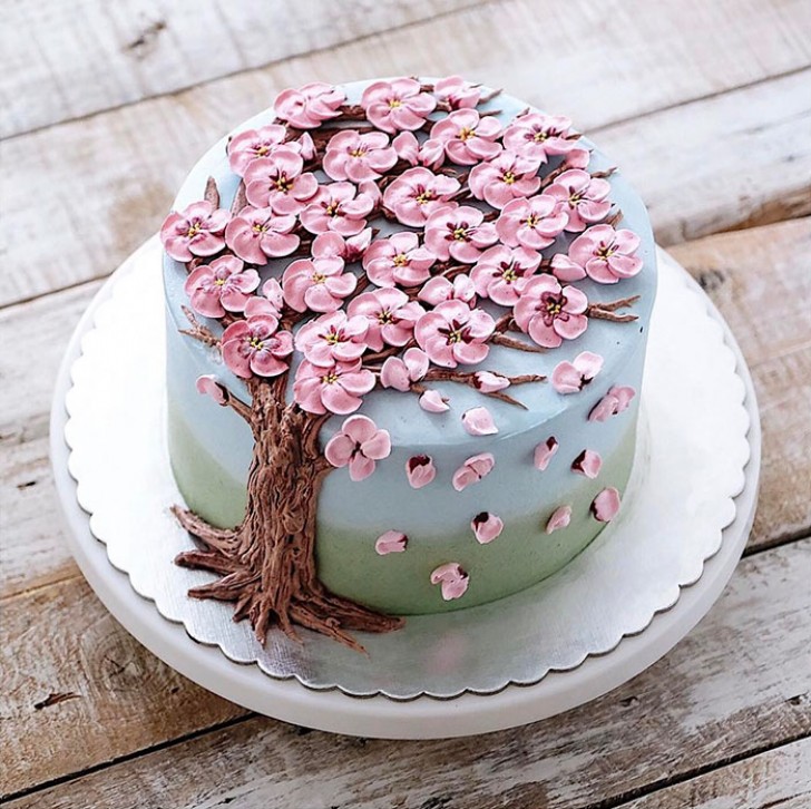 1. Ne ressemble-t-il pas vraiment à un petit arbre avec de belles fleurs roses "nichées" sur le gâteau ?