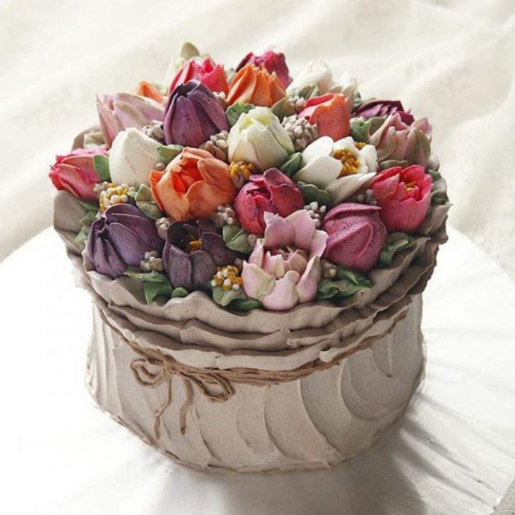 8. Ein süßer Korb voller Blumen: so realistisch er auch ist, es ist fast unmöglich zu sagen, dass es ein Kuchen ist!