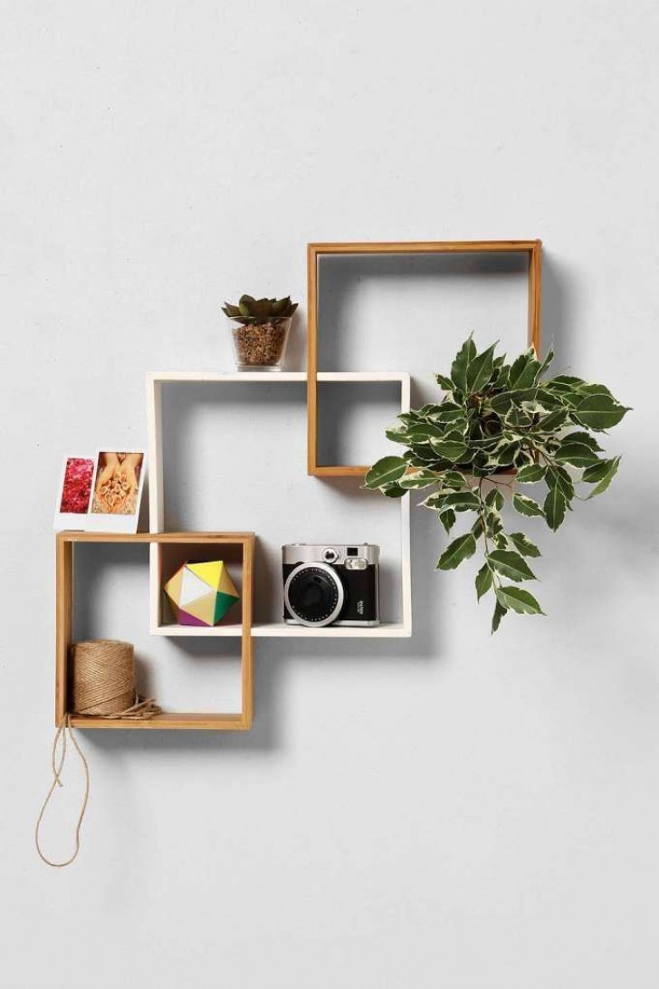 1. Trois carrés de bois simples qui s'entrecroisent pour former de nombreux espaces de support pratiques et originaux