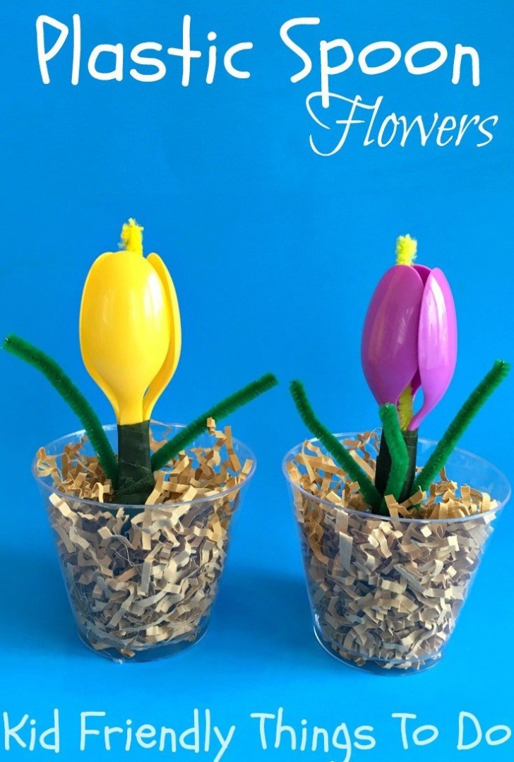 9. Anche con i cucchiai di plastica e degli scovolini potete modellare de fiori come questi incredibili tulipani