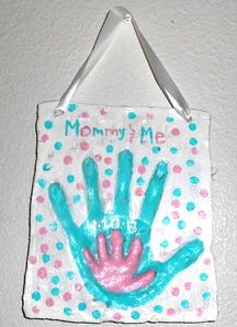 7. Un quadretto con le impronte delle mani di mamma e figli