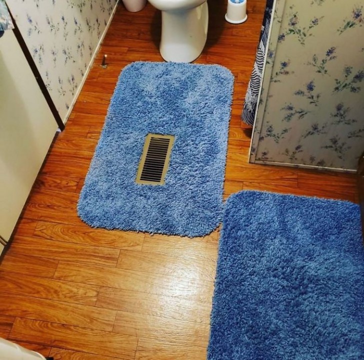 L'inénarrable tapis de WC, qui s'adapte ici très bien aux nécessités de la pièce !