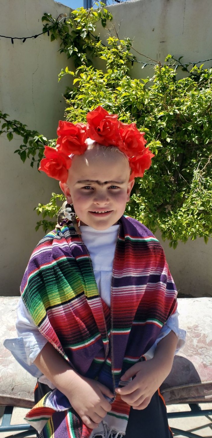 3. "Mia moglie ha mascherato nostro figlio da Frida Kahlo per un progetto scolastico in cui si invitavano i bambini a ricreare la sua arte. Oggi abbiamo scoperto durante il nostro meeting su Zoom che intendevano ricreare la sua arte con dei disegni o dei quadri"
