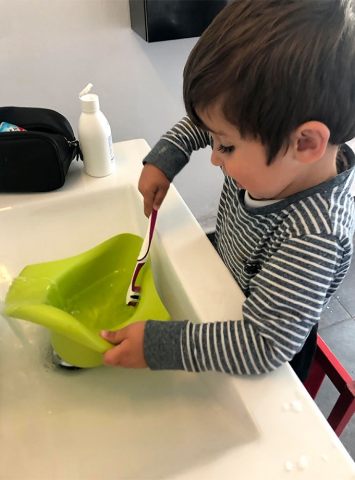 7. "Se vi state chiedendo come procede la quarantena, posso riassumere con questa foto: mio figlio sta lavando il vasino con il mio spazzolino."
