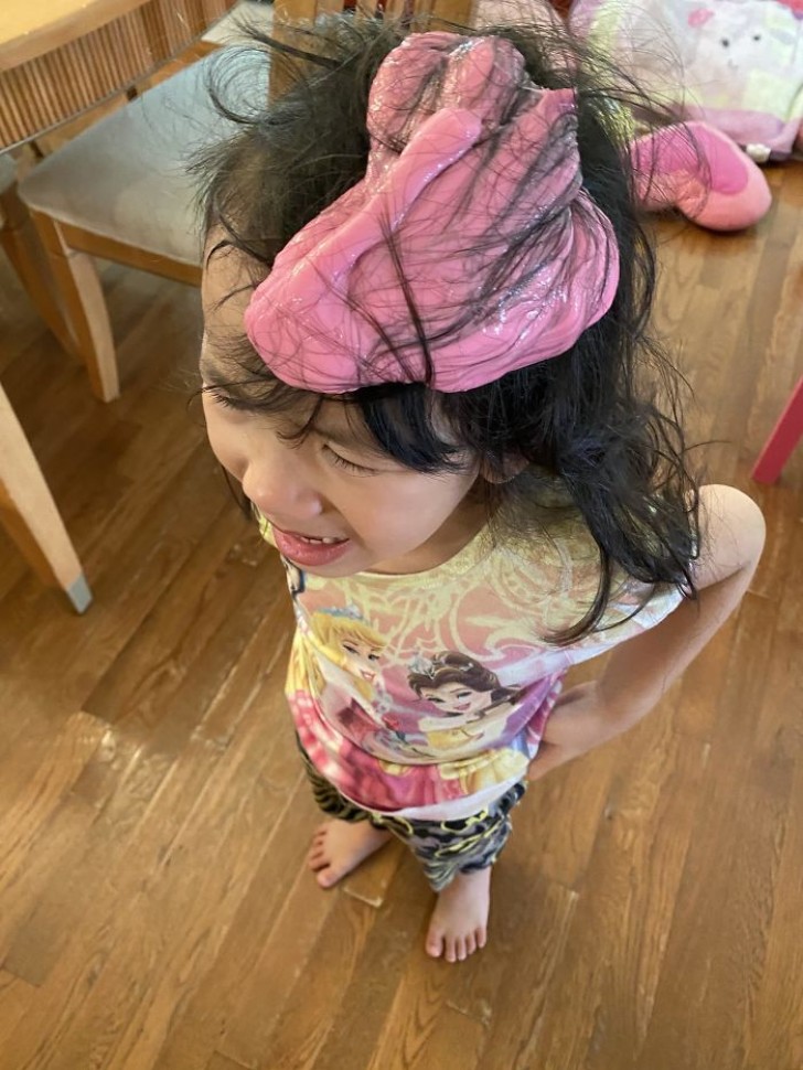 8. "Del disgustoso slime rosa è finito tra i capelli di mia figlia, che ora si dispera. Ed è soltanto il primo giorno a casa!"
