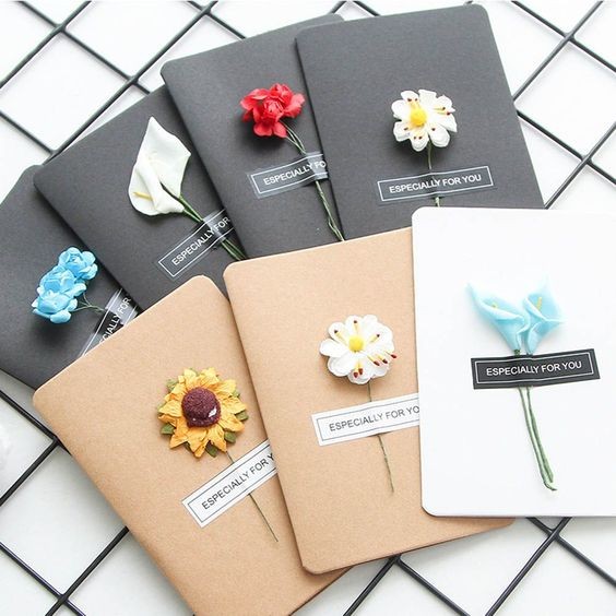 5. Cercate tecniche per realizzare fiori finti (si possono fare con vari tipi di carta, o stoffa, feltro...) e usateli per personalizzar il vostro biglietto