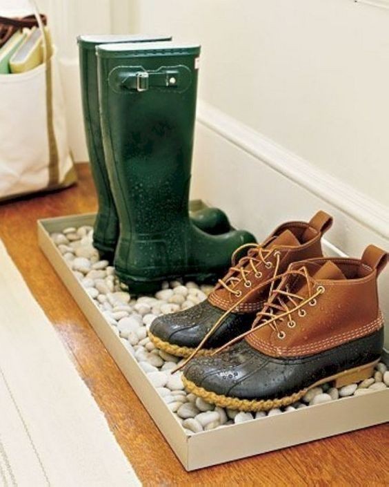 4. Un plateau rempli de graviers et de cailloux peut devenir l'endroit où mettre vos chaussures et vos bottes boueuses ou mouillées par la pluie