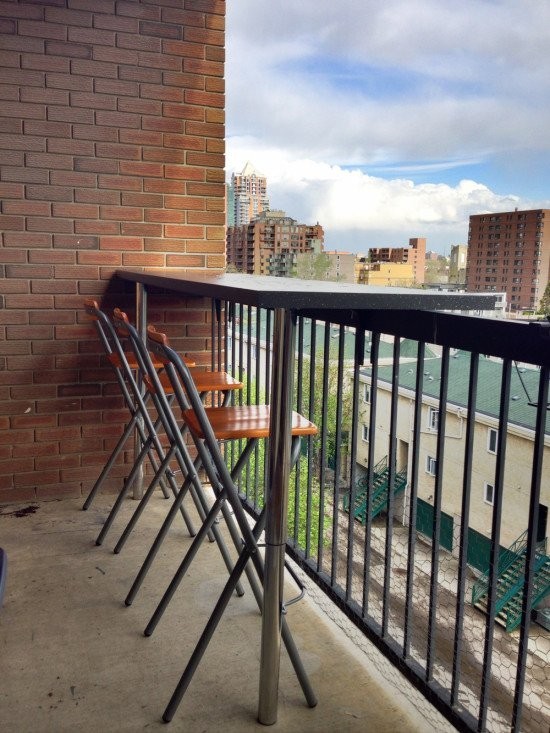 6. Transformer la balustrade grise d'un balcon en un coin bar en plein air