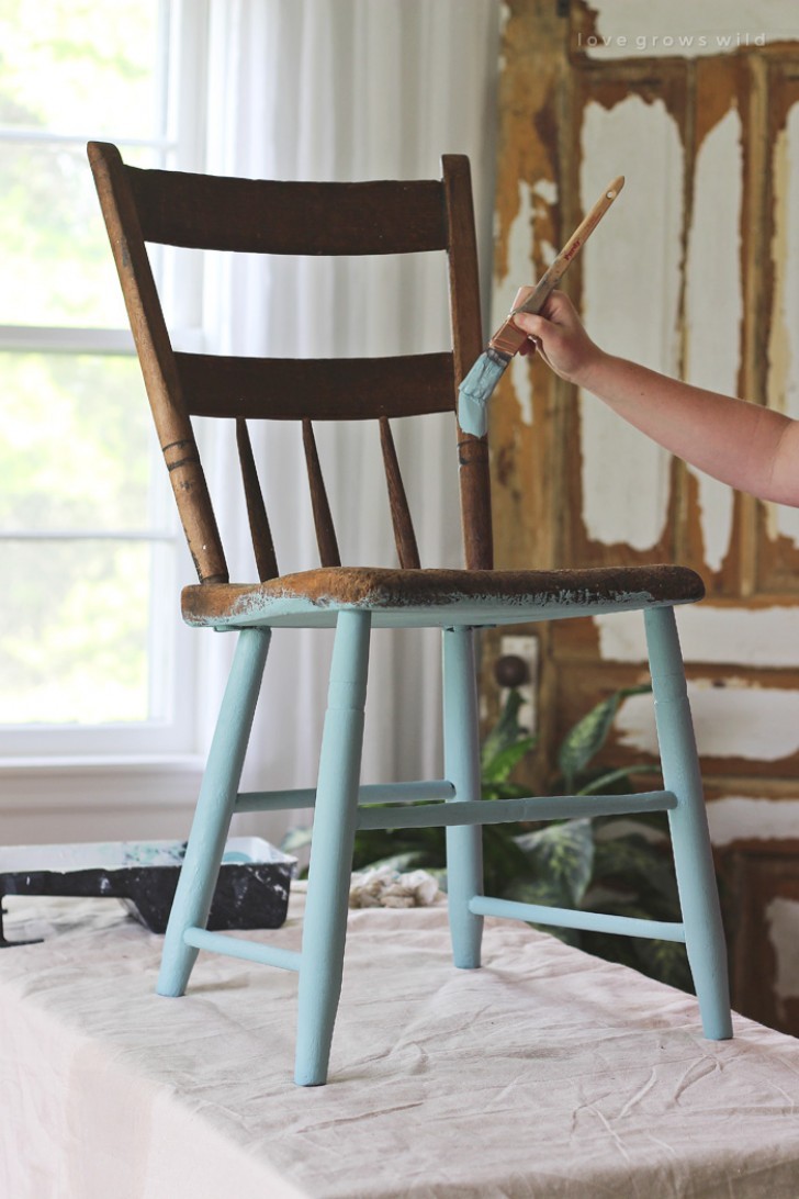 4. Choisissez la bonne teinte pour repeindre vos vieux meubles : vous pouvez les assortir à d'autres détails du mobilier, comme les rideaux et la couleur des murs, et vous pouvez créer 
