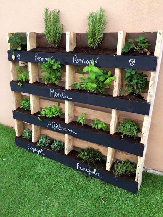 12. Queste idee funzionano anche per un giardino di erbe aromatiche da tenere magari sul balcone o appena fuori della cucina