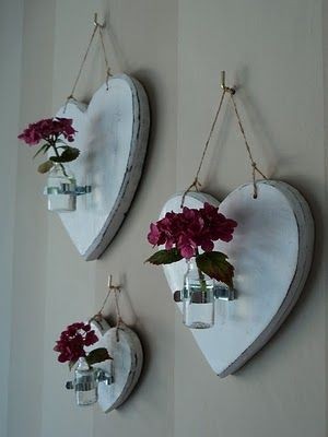 9. Un'idea adorabile per trasformare barattoli di vetro in fioriere per decorare le pareti