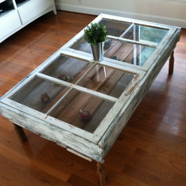 2. Nel caso di una porta finestra a vetri basta aggiungere un fondo in legno, ed ecco un tavolino dall'aspetto originale e creativo