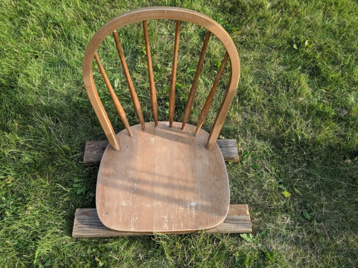 1. Sistemate la sedia sulle assi e fissate la seduta con delle viti