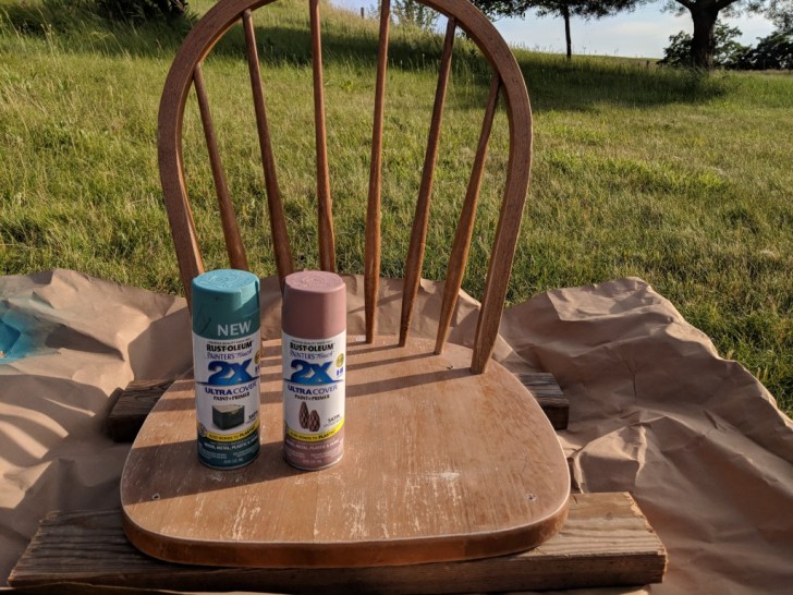 2. Se necessario (ed è sempre consigliato) prima di dipingere la sedia, scartavetratela. Poi coloratela come preferite e una volta asciutta la mano di pittura impermeabilizzate con un prodotto specifico