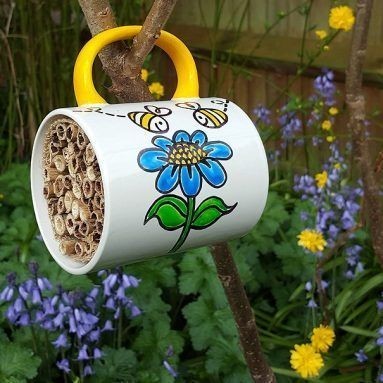 4. Une vieille tasse que vous n'utilisez jamais, peut devenir un refuge pour les abeilles et les insectes