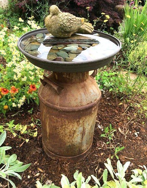 6. Un vieux réservoir en fer a été transformé en support de réservoir pour oiseaux (une vieille bouteille de gaz peut également être utile)