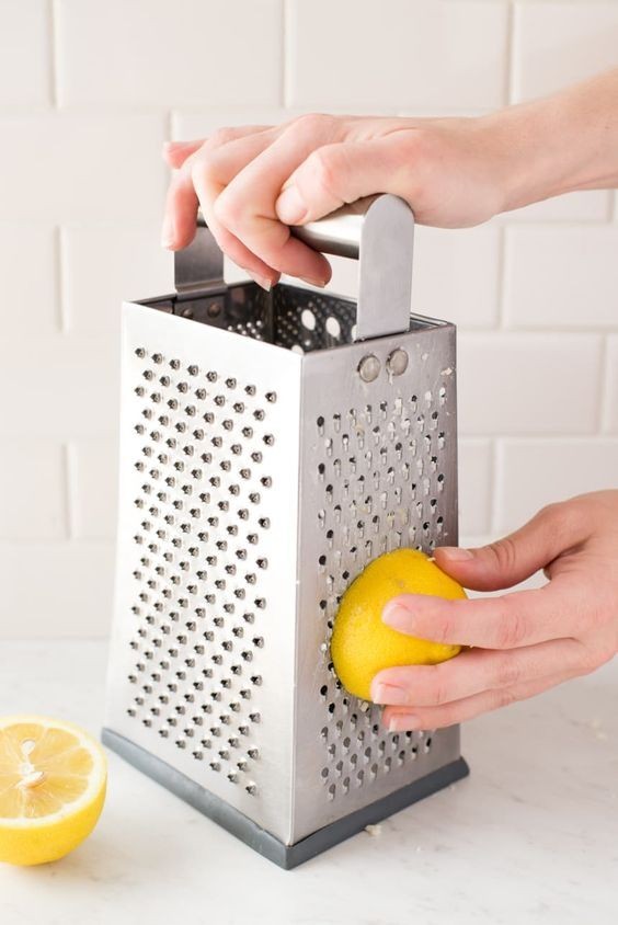 4. Limpiar el rallador sucio de queso