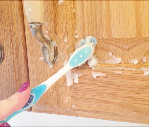 8. Limpar as portas dos armários da cozinha que estão engorduradas