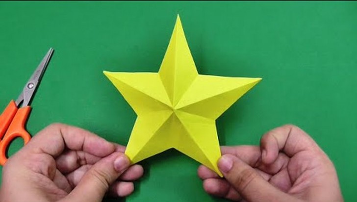 1. Una stella fatta con un solo foglio di carta