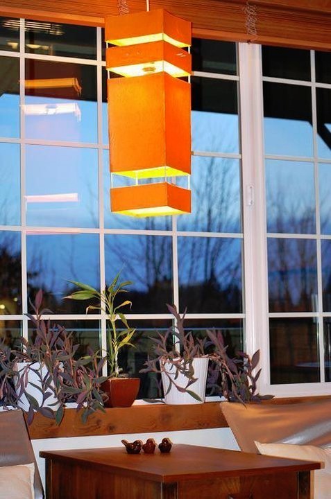 2. Gamla träpinnar och kontorsmappar förvandlas till vackra lampskärmar
