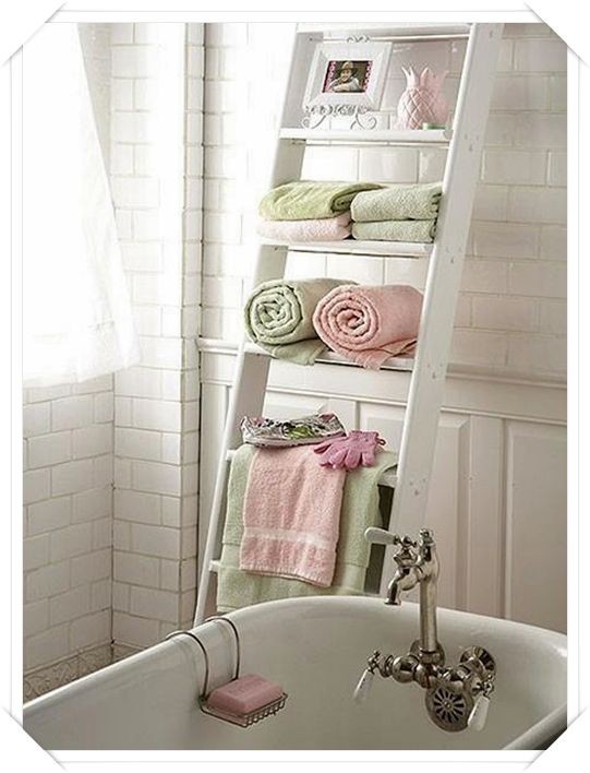 12. La soluzione della scala è perfetta anche dietro alla vasca: sfrutta uno spazio difficile e permette di avere gli asciugamani pronti appena finiamo il bagno