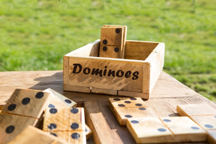 10. E se rimangono rimasugli di legno, perché non trasformarli in tasselli di domino extra large per giocare sul prato?