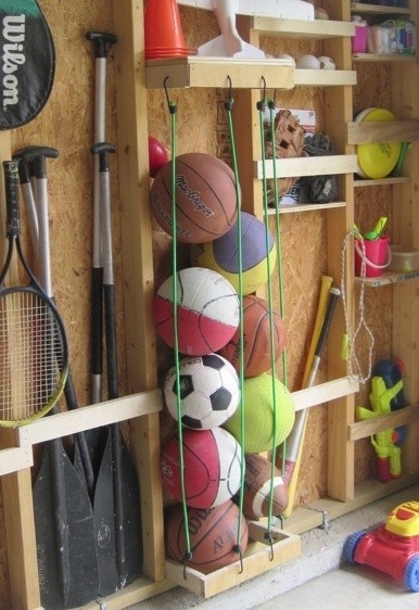 Y si tenemos muchas pelotas de juego en la cochera o en los armarios, ¡no hay nada mejor que las cuerdas elásticas para apilarlas!