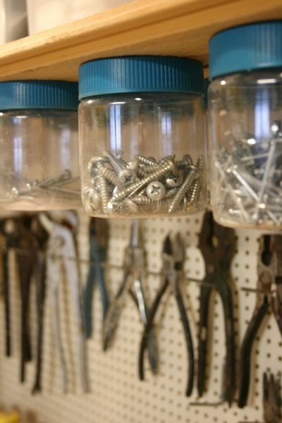 No solamente recipientes de lata, también de vidrio o de plástico pueden ser utilizados para poner clavos y bulones