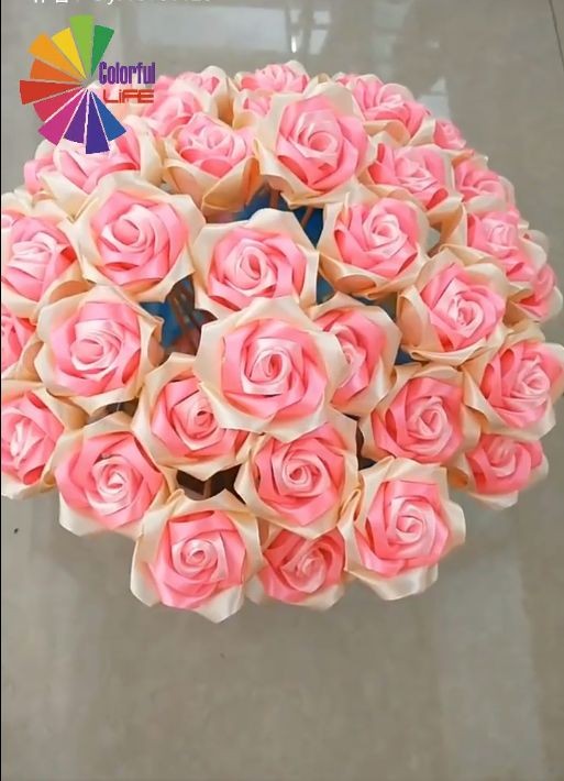 8. Chiudete ogni striscia di petali con la colla e avrete la vostra rosellina. Createne quante ne volete, magari fino ad avere un bouquet come questo!