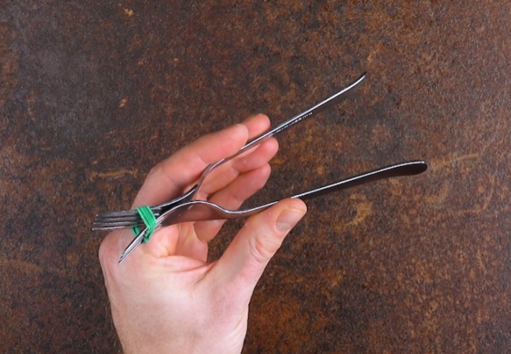 1. Dotatevi di due forchette ed unitele con un elastico come mostrato in foto.