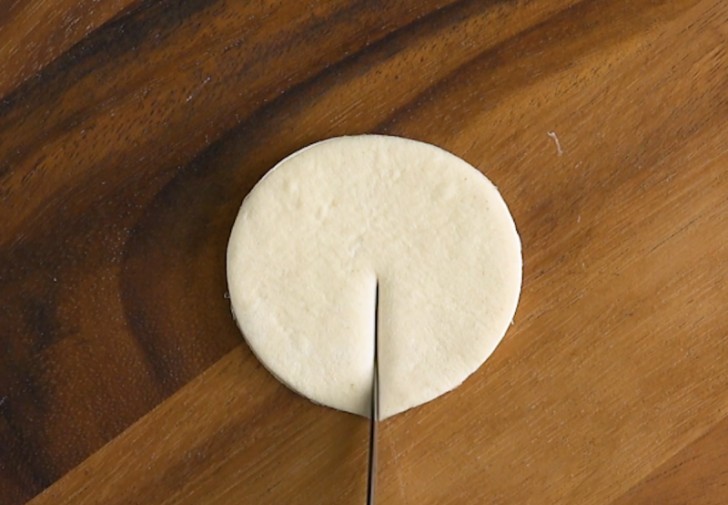 8. Create un disco ed eseguite un taglio: arrotolate la pasta iniziando da uno dei lembi, fino a creare un cono.