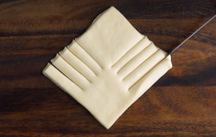 10. Create un quadrato di pasta e su due lati eseguite dei tagli come in figura.