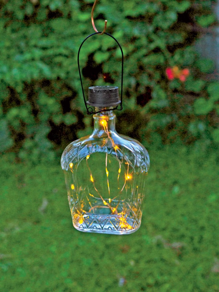 7. Bottiglie di vetro riempite di fili di luci sottili