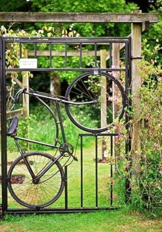 2. Una vecchia bici inserita in una struttura di ferro battuto