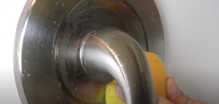 3) Mezzo limone per togliere il calcare dai rubinetti