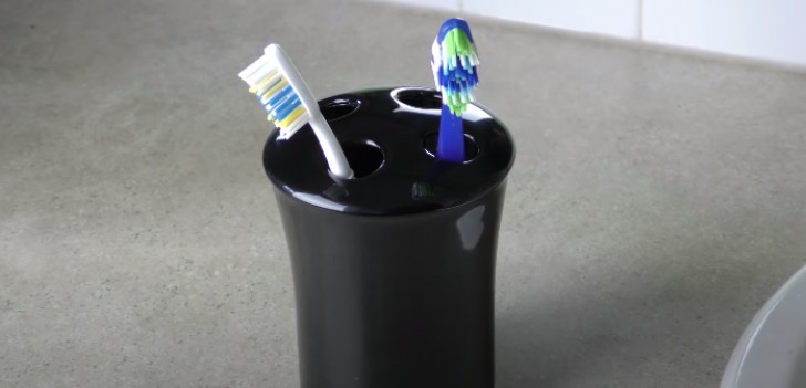 4) Porta spazzolini in lavastoviglie