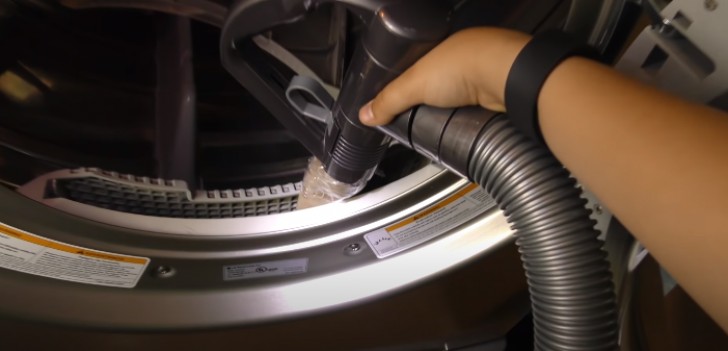 6) Aspirapolvere per pulire le parti più nascoste della lavatrice