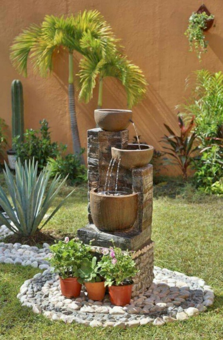 Una fontanella con base di sassi e cemento