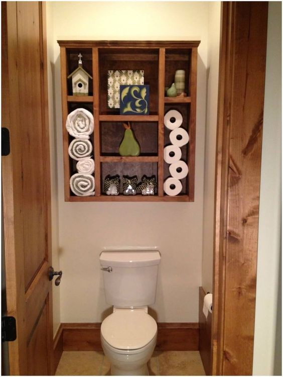 Sopra il WC potete sempre allestire una bella mensola in legno dove riporre asciugamani e carta igienica