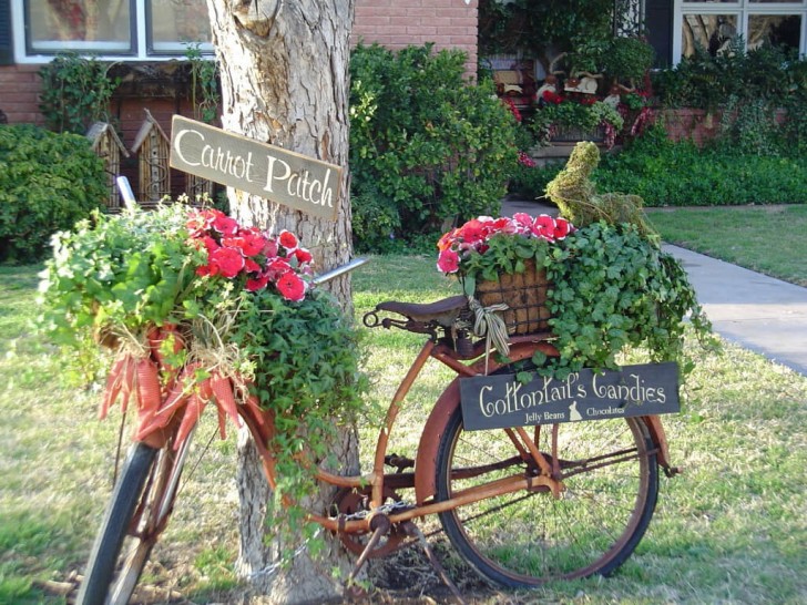 7. Se all'entrata di casa avete un albero o un lampione, l'idea di decorare con una vecchia bicicletta "fiorita" non è da scartare