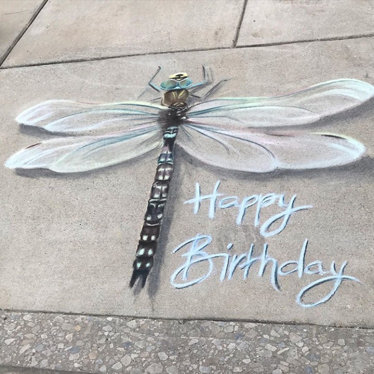 Un regalo di compleanno speciale: una fantastica libellula che sempre librarsi in volo dal marciapiede!