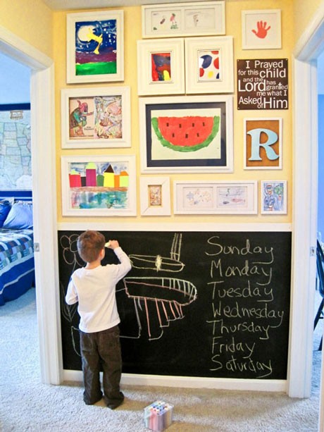 3. Un'intera parete dedicata alle "opere d'arte" dei piccoli, con tanto di mega lavagna pronta a ogni attacco d'arte