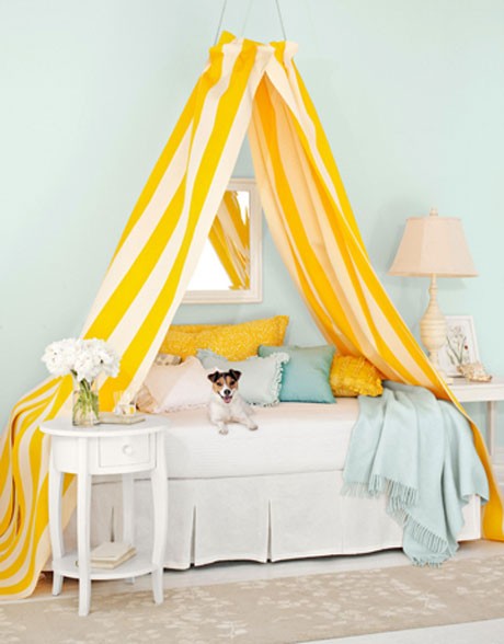 4. Con una tenda qualsiasi letto diventerà un luogo magico per i piccoli, ma può servire anche per un divano sistemato nella cameretta