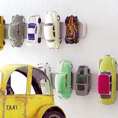 8. Vecchie automobili giocattolo usate per decorare le pareti