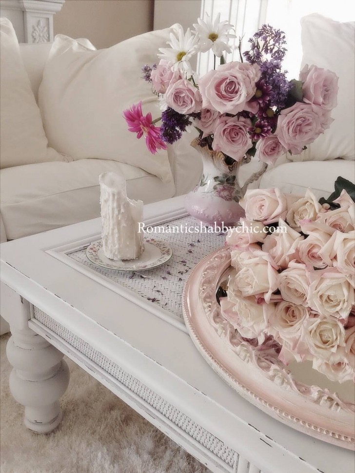 11. Un tripudio di romanticismo: legno bianco, candele, porcellana e tante rose dalle sfumature delicatissime