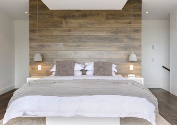 7. Una stanza piccola beneficia di uno stile più essenziale: perché non scegliere unna testiera/parete di assi di legno?